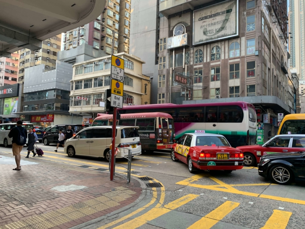 デモで信号機が止まっている香港の歩道（2019年11月）