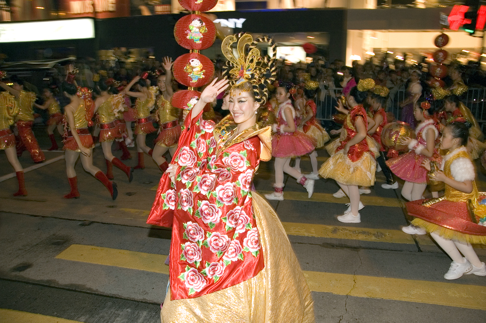 香港の旧正月イベントチムサーチョイのナイトパレードの民族衣装