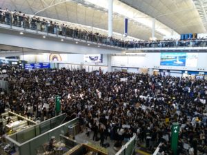 2019年7月から8月の香港国際空港デモ、一連の流れと巻き込まれた人の体験談。実際は報道と違っていた!